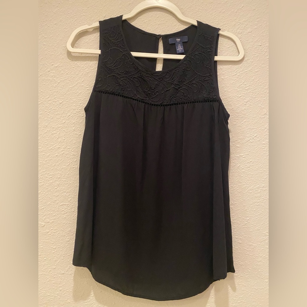 Gap shirt black sleeveless size XS